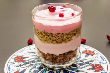 Lezzetli kremalı tatlı. Geleneksel Türk gülü, çiçek yaprakları