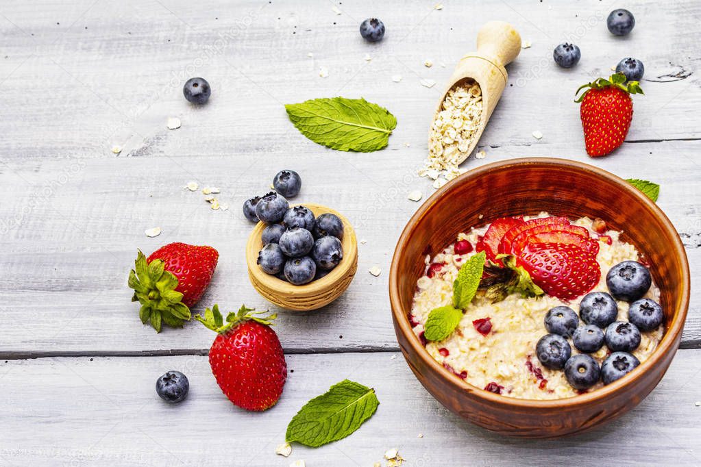 Oatmeal with fresh berries and mint