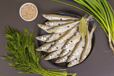 Taze çiğ deniz balığı ya da pişmeye hazır sardalya kokusu.
