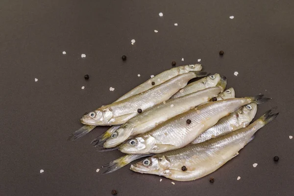 Friss nyers tengeri hal olvasztott vagy főzésre kész szardínia — Stock Fotó