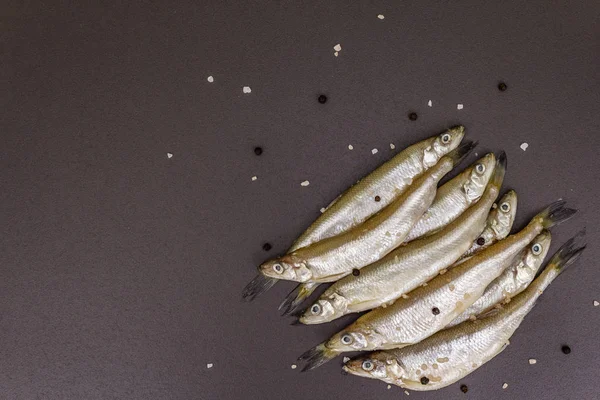 Pesce crudo fresco profumato o sarde pronte per la cottura — Foto Stock