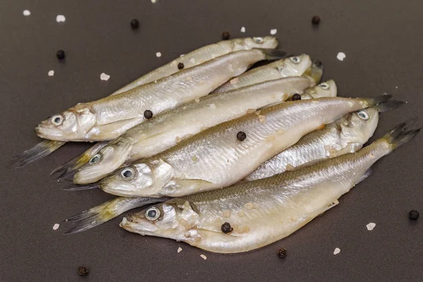Свежая сырая морская рыба плавится или сардины готовы к приготовлению — стоковое фото