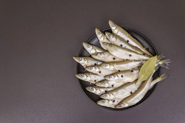 Poisson de mer cru frais, parfumé ou sardiné prêt à cuire — Photo