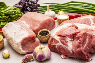 Baharatlı çiğ domuz eti ve taze otlar.