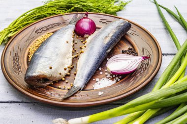 Geleneksel Norveç usulü hafif tuzlu ringa balığı