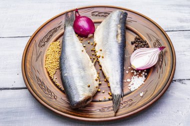 Geleneksel Norveç usulü hafif tuzlu ringa balığı