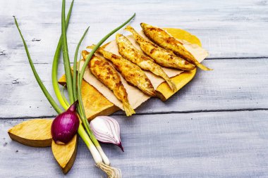 Taze soğanla kızartılmış.