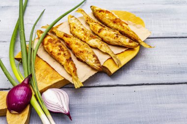 Taze soğanla kızartılmış.