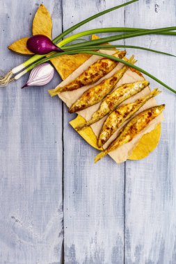 Taze soğanla kızartılmış.