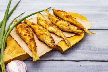 Taze soğanla kızartılmış.