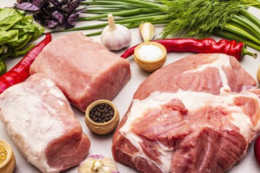 Baharatlı çiğ domuz eti ve taze otlar.