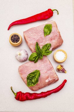 Çiğ domuz eti filetosu ve taze sebze ve kuru baharat.