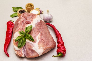 Çiğ domuz eti fileto taze sebze ve kuru baharatlı.