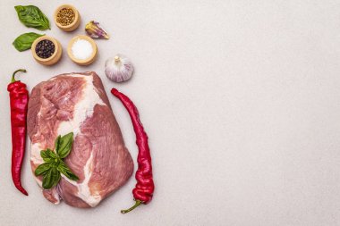 Çiğ domuz eti fileto taze sebze ve kuru baharatlı.