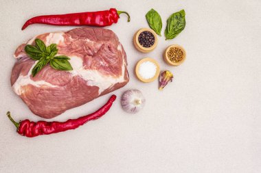 Çiğ domuz eti fileto taze sebze ve kuru baharatlı.