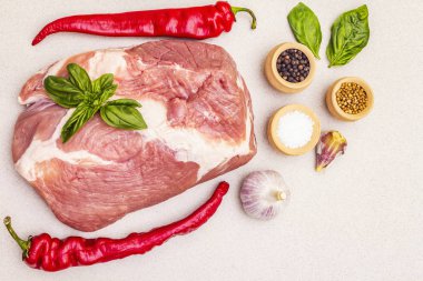 Çiğ domuz eti fileto taze sebze ve kuru baharatlı.