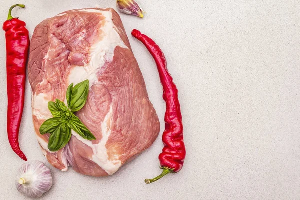 Сире м'ясо свинини сирої зі свіжими овочами та сухим спеціями — стокове фото
