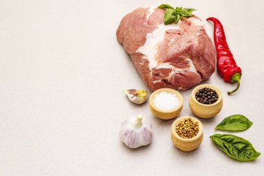 Çiğ domuz eti fileto taze sebze ve kuru baharatlı.