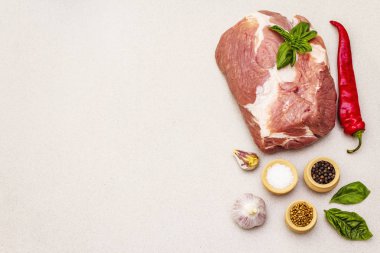 Çiğ domuz eti fileto taze sebze ve kuru baharatlı.