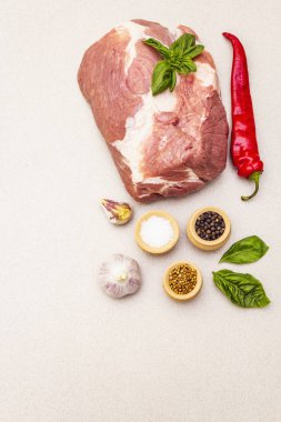 Çiğ domuz eti fileto taze sebze ve kuru baharatlı.