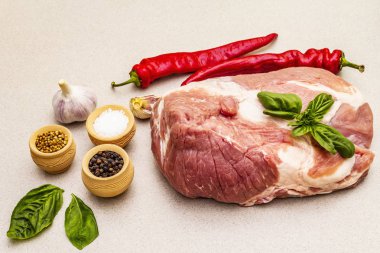Çiğ domuz eti fileto taze sebze ve kuru baharatlı.