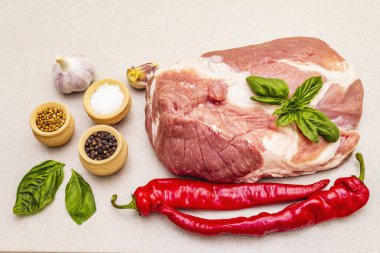 Çiğ domuz eti fileto taze sebze ve kuru baharatlı.