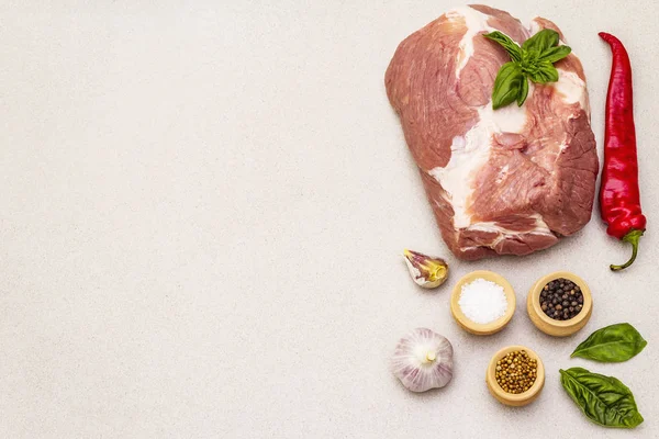 Сырая свиная филе с овощами и сухой специей — стоковое фото