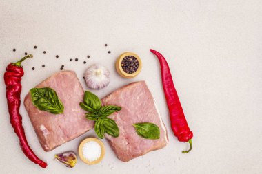 Çiğ domuz eti filetosu ve taze sebze ve kuru baharat.
