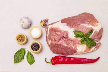 Çiğ domuz eti fileto taze sebze ve kuru baharatlı.