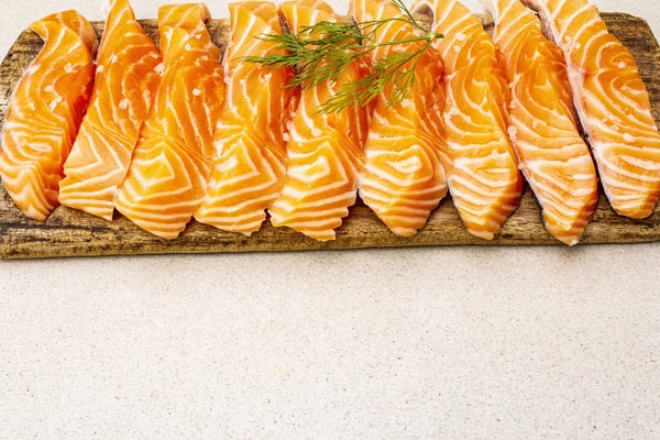 Plátky čerstvého lososa. Složení pro vaření zdravých mořských plodů. Concept omega 3 containing food — Stock fotografie