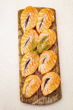 Taze somon dilimleri. Sağlıklı deniz ürünleri pişirmek için. Gıda içeren omega 3 kavramı