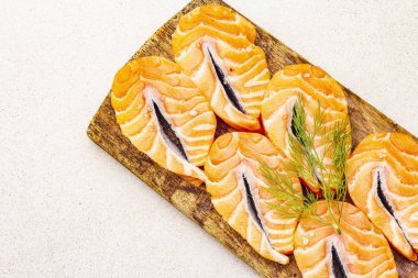Taze somon dilimleri. Sağlıklı deniz ürünleri pişirmek için. Gıda içeren omega 3 kavramı