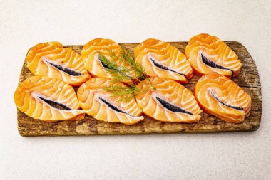 Taze somon dilimleri. Sağlıklı deniz ürünleri pişirmek için. Gıda içeren omega 3 kavramı