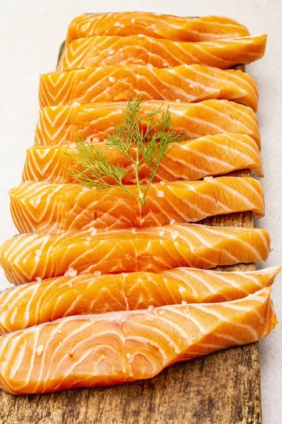 新鮮なサーモンのスライス。健康的な魚介類を調理するための成分。食品を含むオメガ3 — ストック写真