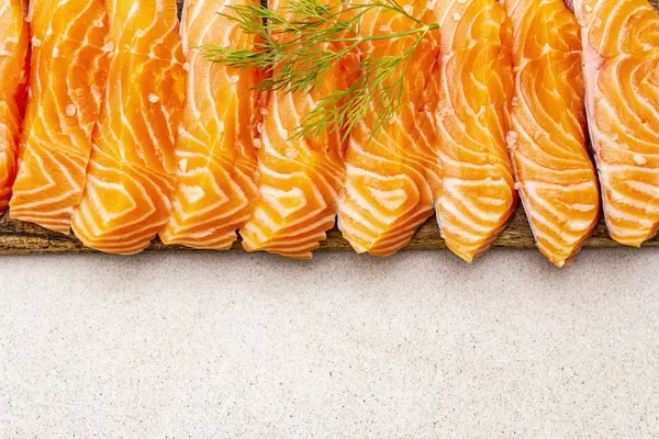 新鮮なサーモンのスライス。健康的な魚介類を調理するための成分。食品を含むオメガ3 — ストック写真