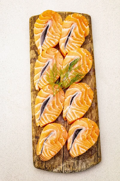 Trozos de salmón fresco. Ingrediente para cocinar mariscos saludables. Concepto omega 3 que contiene alimentos — Foto de Stock