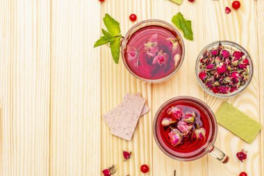 Yaz lezzetli yeşil gül çayı