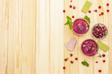 Yaz lezzetli yeşil gül çayı