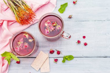 Yaz lezzetli yeşil gül çayı