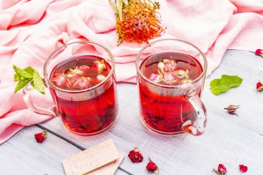 Yaz lezzetli yeşil gül çayı