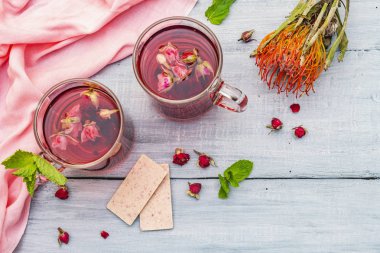 Yaz lezzetli yeşil gül çayı