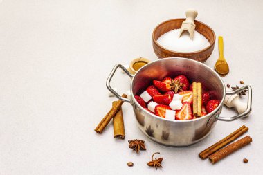 Çilek reçeli. Ev yapımı tatlı yapmak için gerekli malzemeler