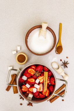 Çilek reçeli. Ev yapımı tatlı yapmak için gerekli malzemeler