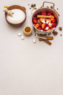 Çilek reçeli. Ev yapımı tatlı yapmak için gerekli malzemeler