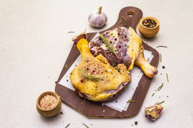 Çiğ ördek bacağı. Geleneksel Fransızcayı hazırlamak için taze Biyolojik malzeme