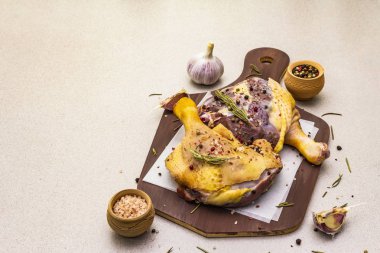 Çiğ ördek bacağı. Geleneksel Fransızcayı hazırlamak için taze Biyolojik malzeme