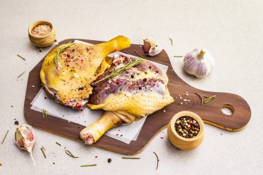 Çiğ ördek bacağı. Geleneksel Fransızcayı hazırlamak için taze Biyolojik malzeme