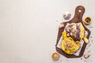 Çiğ ördek bacağı. Geleneksel Fransızcayı hazırlamak için taze Biyolojik malzeme