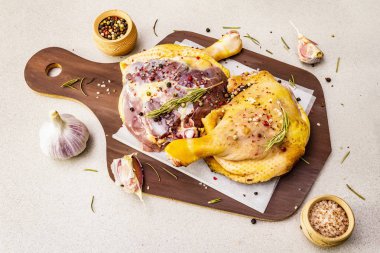 Çiğ ördek bacağı. Geleneksel Fransızcayı hazırlamak için taze Biyolojik malzeme