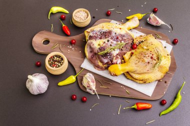 Çiğ ördek bacağı. Geleneksel Fransızcayı hazırlamak için taze Biyolojik malzeme